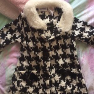 Light Jacket: Goes to knee